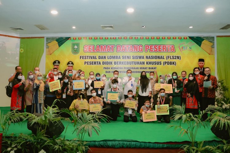 Para pemenang FLS2N PDKB tingkat Provinsi Riau berfoto bersama usai penyerahan hadiah.