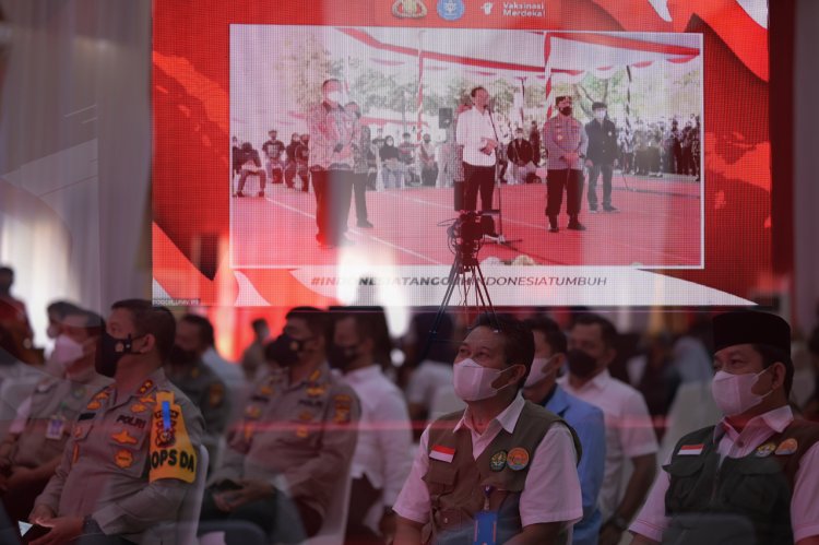 Presiden Jokowi Tinjau Vaksinasi Massal di UNRI secara Virtual