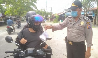 Jumat Berkah, Warkop AW dan Polsek Sukajadi Berbagi Nasi ke Pengendara