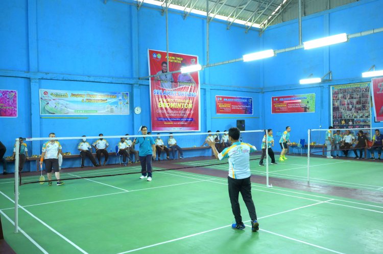 32 Pasangan Berlaga di Turnamen Badminton Milad UNRI