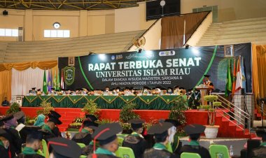Wisuda Luring Perdana di UIR, Pemuncak Raih Uang Tunai