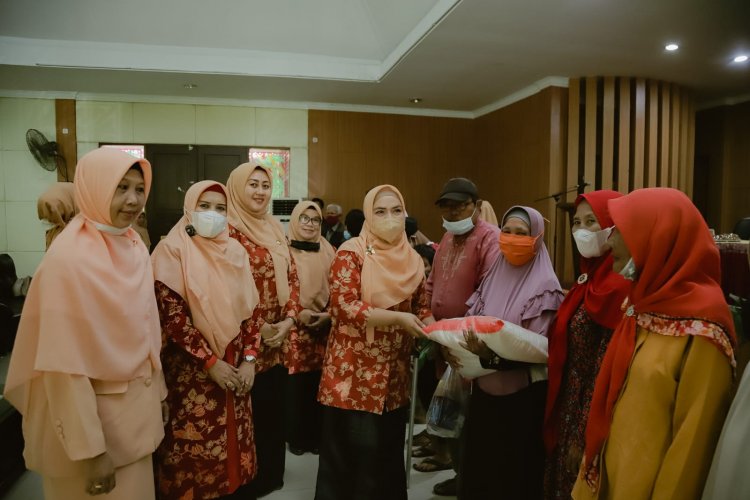 Dharma Wanita Disdik Riau Salurkan Santunan ke Anak Yatim