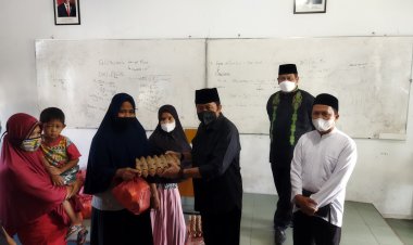SMAN 8 Pekanbaru Salurkan Sembako dan Uang Tunai untuk Warga