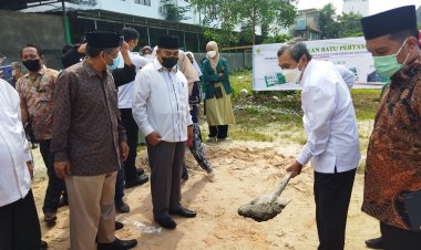 Gubri Letakkan Batu Pertama Gedung yang Dibangun Pakai Dana Wakaf di UMRI