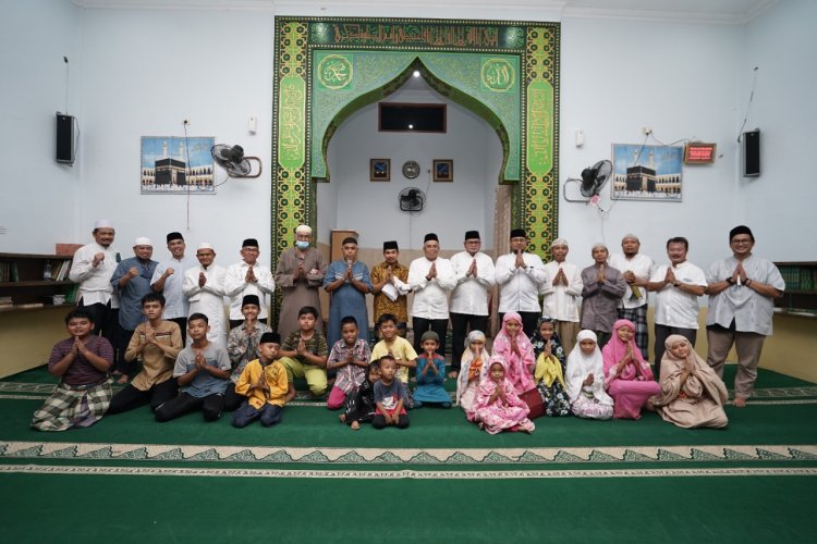 Isi Bulan Ramadhan, UIR Beri Bantuan ke Masjid-masjid Sekitar Kampus