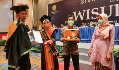 GALERI FOTO: 427 Lulusan UMRI Diwisuda, Rektor Minta Terapkan Ilmu di Masyarakat
