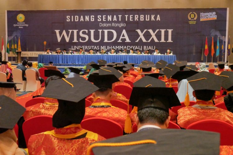 Menunggu Pengukuhan Wisudawan