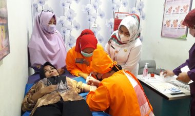 Para Bidan Peserta Pelatihan BKKBN Riau Praktik Langsung Pasang Kontrasepsi