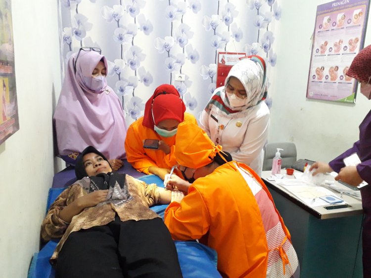 Para Bidan Peserta Pelatihan BKKBN Riau Praktik Langsung Pasang Kontrasepsi