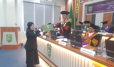 Yulfita Rahim Jadi Lulusan Doktor Ilmu Hukum Pertama di UIR 