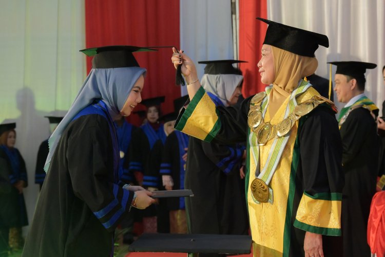 Kukuhkan 2.102 Orang, Begini Pesan Rektor Universitas Riau Bagi Wisudawan