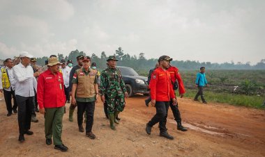 Datang ke Lokasi Karhutla, Gubri Salat Istisqa dan Ikut Padamkan Api