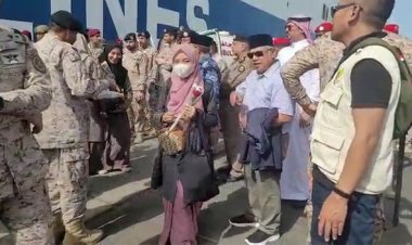 Dubes RI Sambut WNI yang Dievakuasi dari Sudan ke Jeddah
