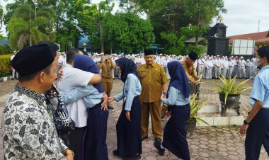 Upacara Pengembalian Siswa Kelas XII, Kepala SMAN 8 Pekanbaru: Kami Bangga dengan Kalian