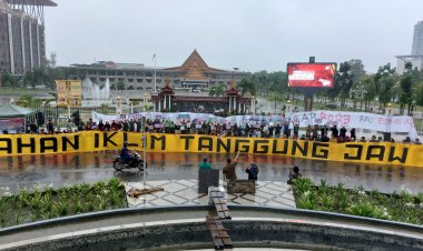 Ajak Peduli Perubahan Iklim, Ratusan Aktivis Lingkungan Gelar Aksi di CFD