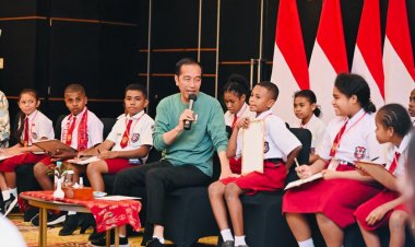 Presiden Jokowi Beri Kuis ke Anak Papua: 1.800 ditambah 2.100?