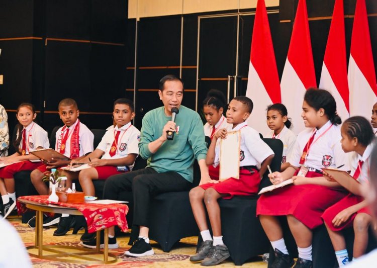 Presiden Jokowi Beri Kuis ke Anak Papua: 1.800 ditambah 2.100?