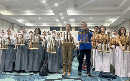 Anak SMA Hingga Ibu PKK Ikut  Pergelaran Angklung Terbesar di Dunia
