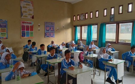 Mahasiswa Kukerta UNRI di Desa Sipungguk Edukasi Siswa Cara Menanam Hidroponik