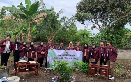 Mahasiswa KKN UMRI Tanam Pohon dan Berikan Tong Sampah untuk Desa Sidomulyo