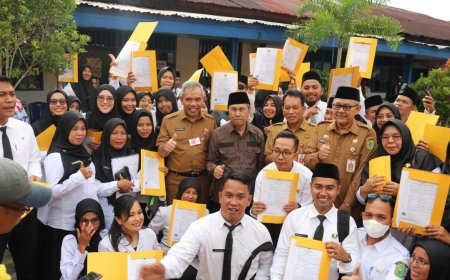 Serahkan Langsung SK PPPK di Rohil, Gubri: Saya Ingin Beri Semangat Para Guru
