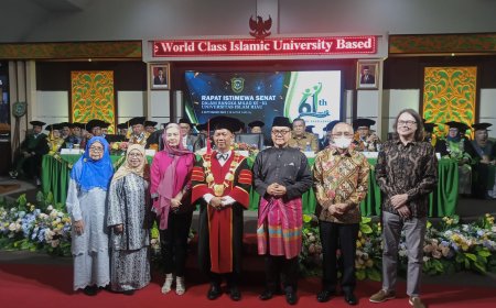 Rektor UIR Serahkan Penghargaan untuk Gubri, Mantan Gubri dan Akademisi Jerman