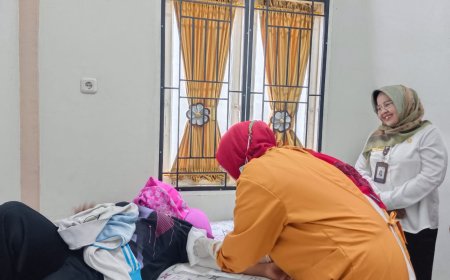 Kepala BKKBN Riau Lihat Langsung Praktik Pemasangan IUD dan Implan di Rumbai Pesisir