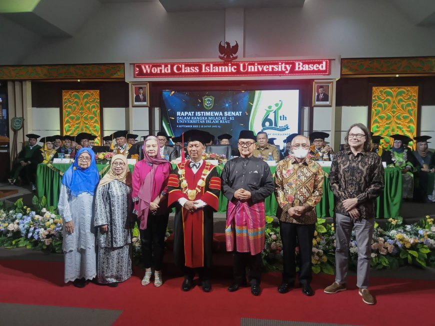 Rektor UIR Serahkan Penghargaan untuk Gubri, Mantan Gubri dan Akademisi Jerman