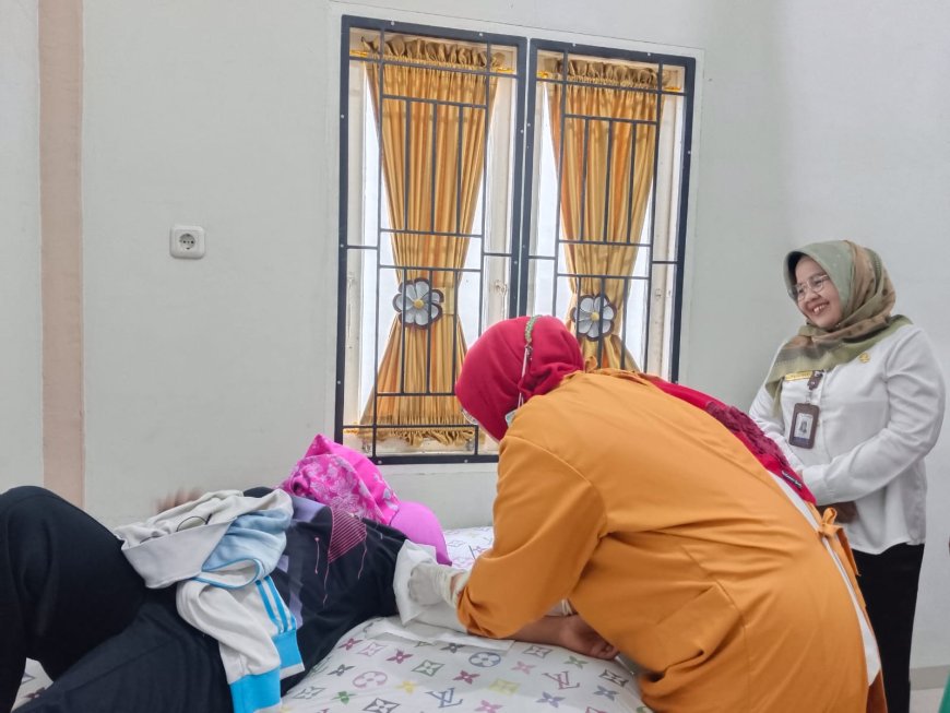 Kepala BKKBN Riau Lihat Langsung Praktik Pemasangan IUD dan Implan di Rumbai Pesisir