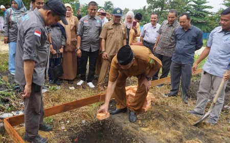 Komite dan Paguyuban Orangtua SMAN 8 Pekanbaru Danai Pembangunan Pos Keamanan