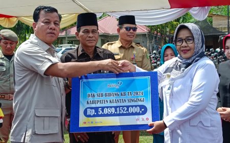 Kepala BKKBN Riau Serahkan DAK Sub Bidang KB untuk Bupati Kuansing dan Inhu