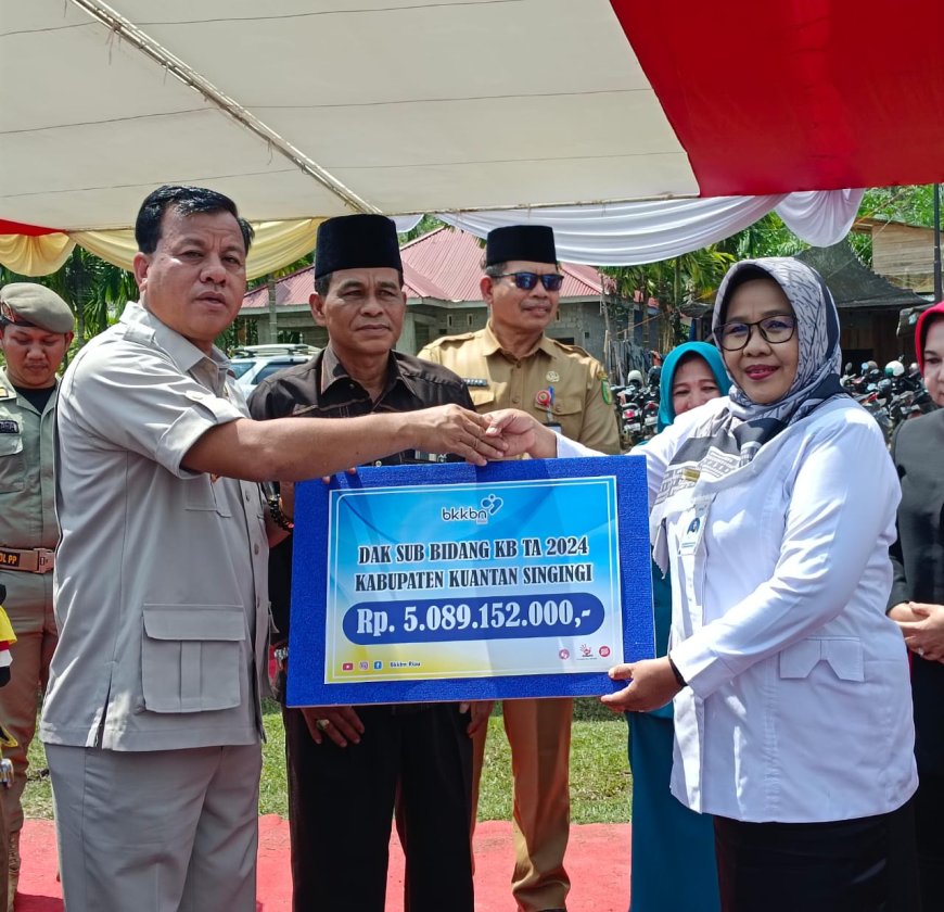 Kepala BKKBN Riau Serahkan DAK Sub Bidang KB untuk Bupati Kuansing dan Inhu