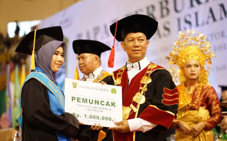 Ribuan Mahasiswa UIR Diwisuda, Rektor: Harus Berdaya Saing