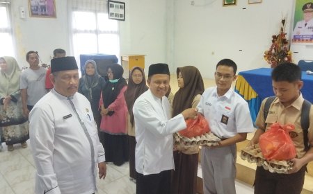 Kumpulkan Lebih Rp 143 Juta, SMAN 8 Pekanbaru Serahkan Salurkan 162 Paket Bansos Ramadan