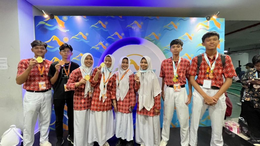 Ikut OlympicAD 2024, Siswa dan Kepsek SMA Muhammadiyah 1 Berkemajuan Raih 5 Medali