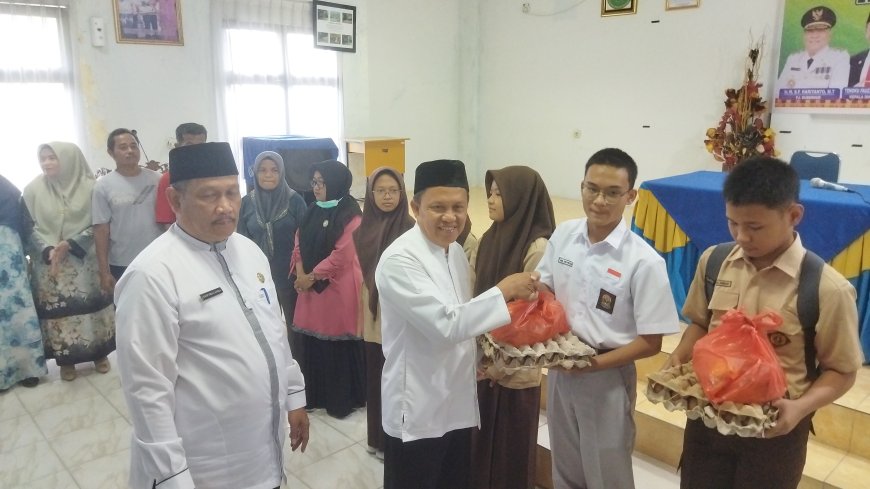 Kumpulkan Lebih Rp 143 Juta, SMAN 8 Pekanbaru Serahkan Salurkan 162 Paket Bansos Ramadan