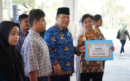 Pj Gubernur Riau Serahkan Hadiah pada Pemenang LKS-PDBK