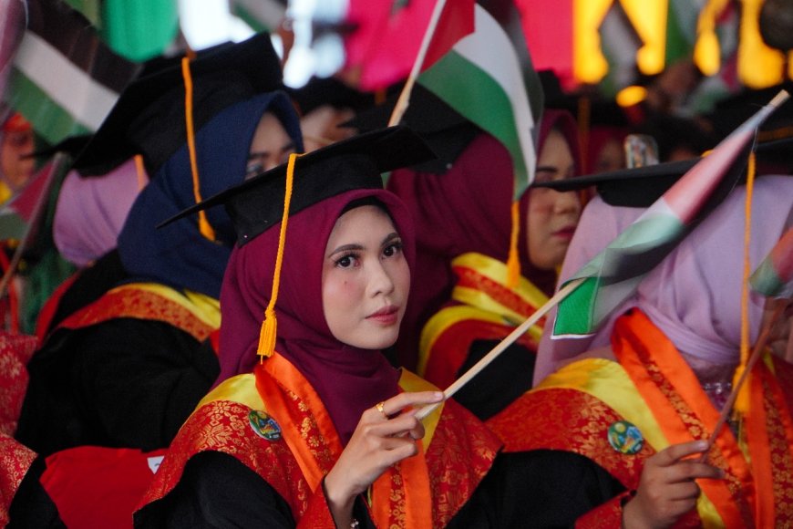 Wisudawan dan Bendera Palestina