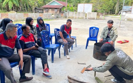 Kelompok 61 KKN UMRI Latih Bikin Briket dari Pelepah Sawit