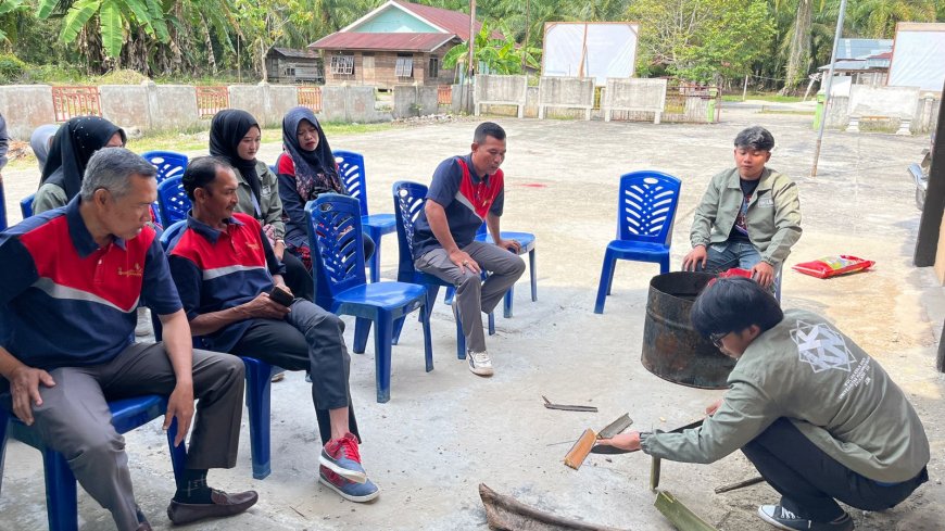 Kelompok 61 KKN UMRI Latih Bikin Briket dari Pelepah Sawit