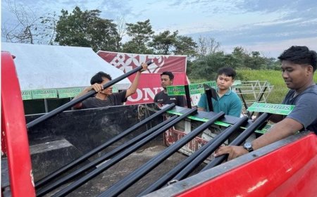 Kelompok Mahasiswa KKN Ini Bikin Plang Jalan sebagai Penunjuk Arah