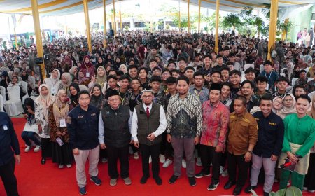 Ustadz Adi Hidayat Berikan Nasehat dan Motivasi kepada Ribuan Mahasiswa Baru UMRI