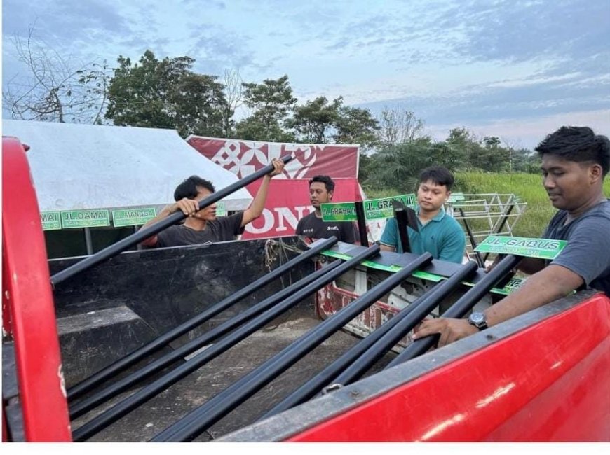 Kelompok Mahasiswa KKN Ini Bikin Plang Jalan sebagai Penunjuk Arah