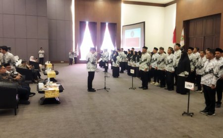 Lantik Pengurus BKO PGRI Riau, Adolf Bastian Komitmen Beri Perlindungan Hukum pada Guru