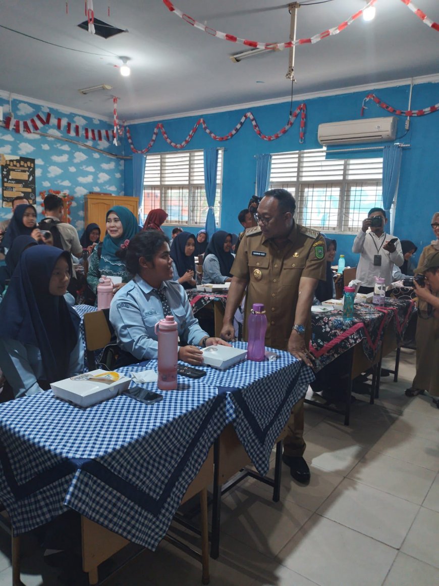 Pemprov  Riau Kembali Uji Coba Program Makan Siang Bergizi di SMAN 8 dan SMKN 3 Pekanbaru