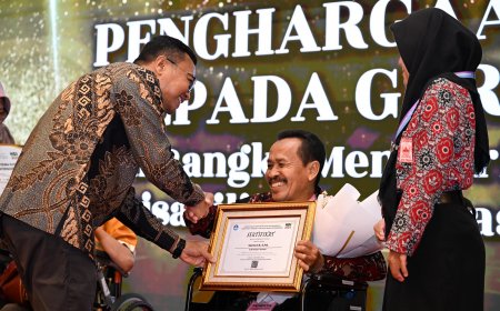 Guru Penyandang Disabilitas Diberi Penghargaan