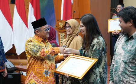Kemendikdasmen Beri Penghargaan Pegawai Berprestasi