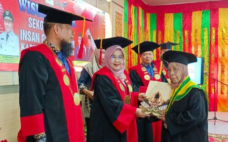 35 Lansia Diwisuda di Bengkalis. BKKBN Riau Sebut Untuk Menciptakan Lansia Tangguh dan Mandiri