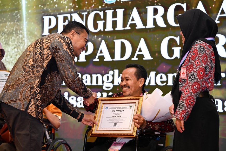 Guru Penyandang Disabilitas Diberi Penghargaan