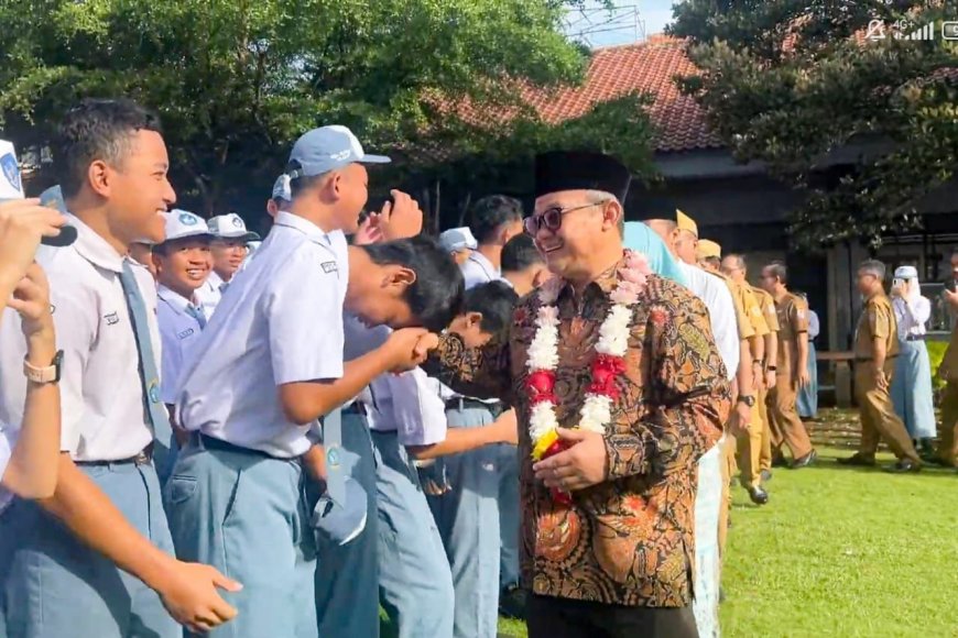 Tujuh Kebiasaan Anak Indonesia Hebat Menurut Mendikdasmen